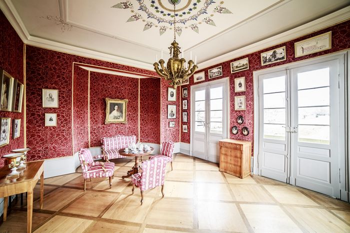 Roter Salon in Schloss Kirchheim mit neuer Möblierung aus der Zeit Henriette, museale Einrichtung