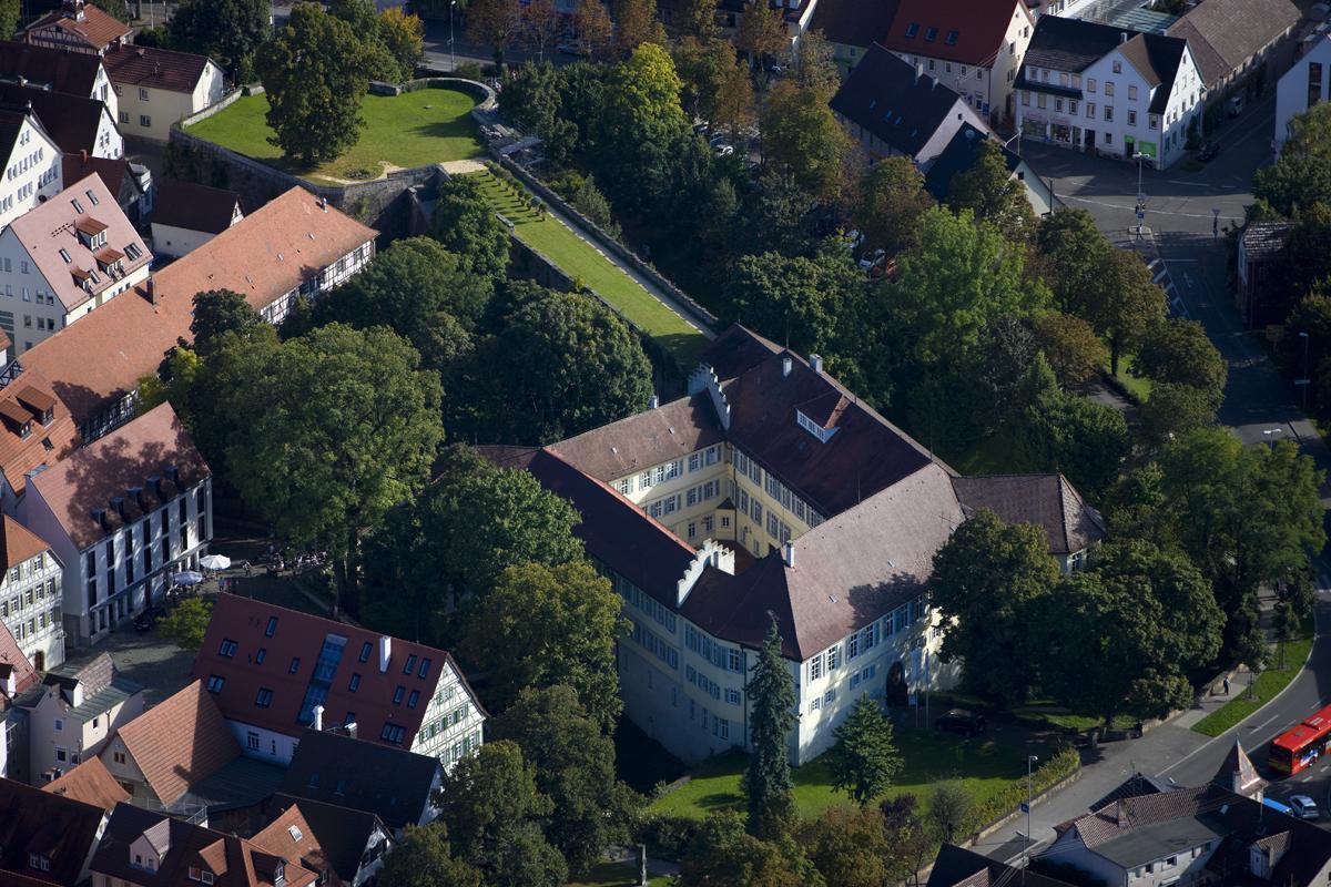 Luftansicht von Schloss Kirchheim mit Kasematten und Bastion