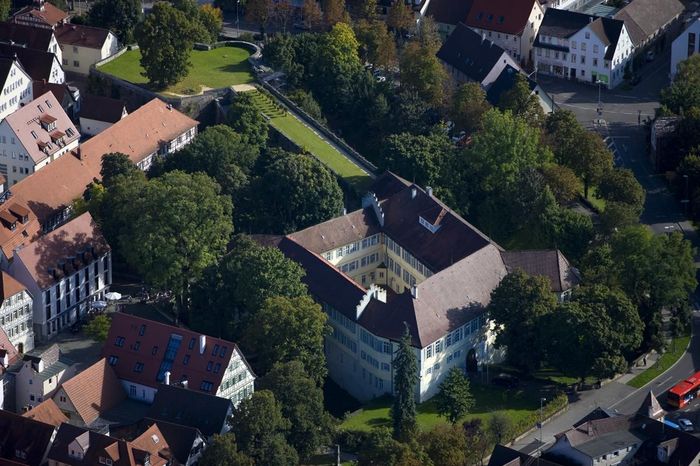 Luftansicht von Schloss Kirchheim mit Kasematten und Bastion