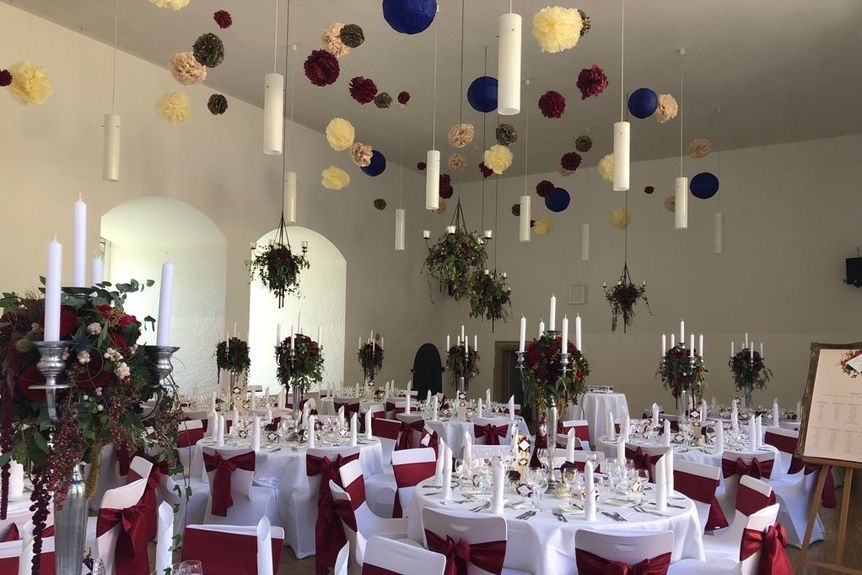 Gedeckte Hochzeitstafel in der ehemaligen Schlosskapelle.