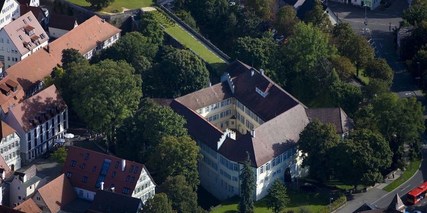 Luftansicht von Schloss Kirchheim mit Kasematten und Bastion