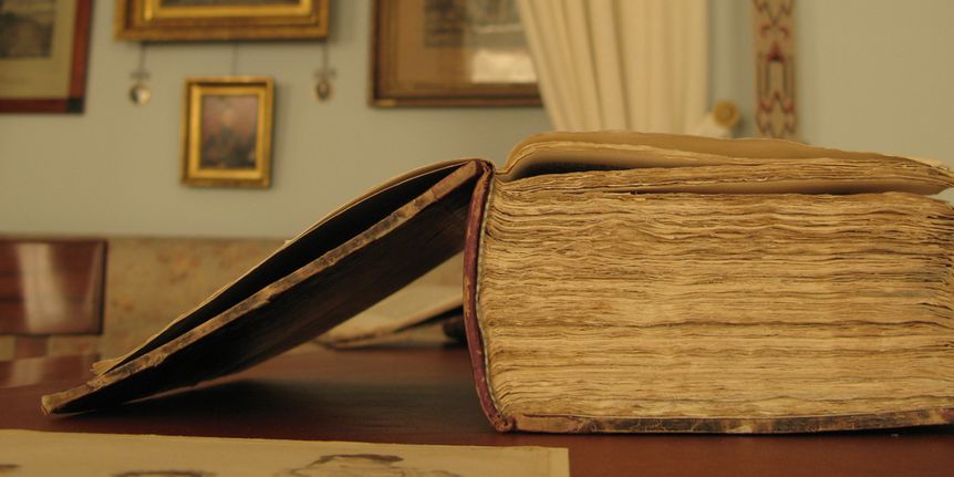 Buch im Wohnzimmer von Schloss Kirchheim.