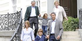 Familie auf Schlosstreppe